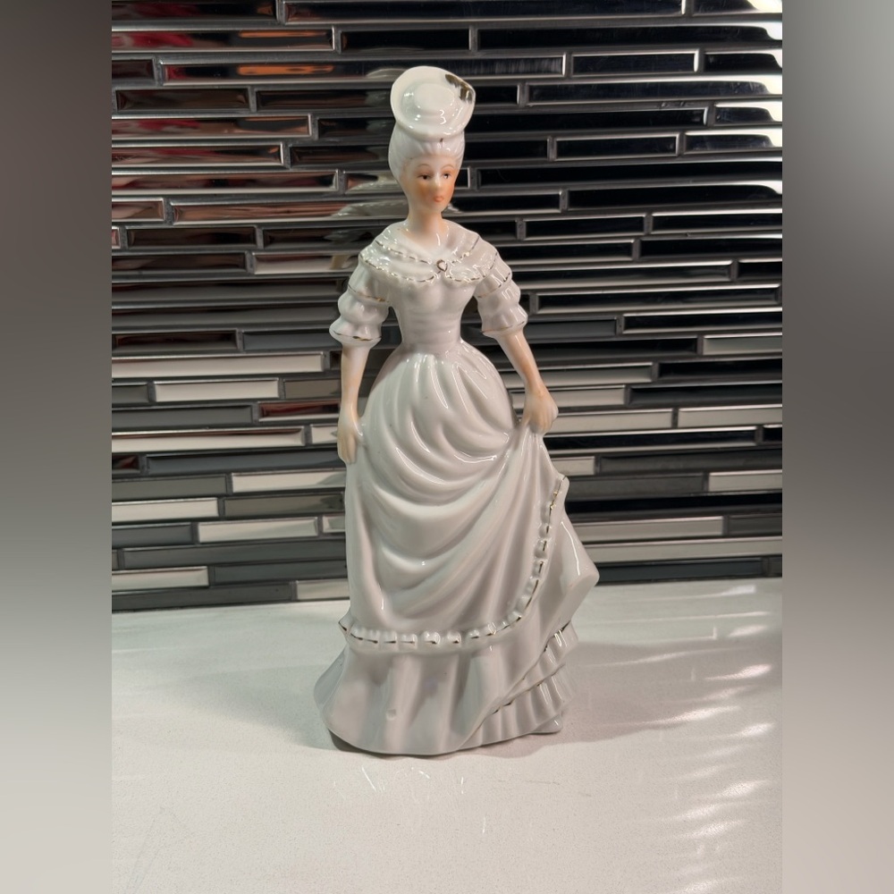 Elegant Vintage Porcelain Lady Figurine – White & Gold Trim – 22 cm